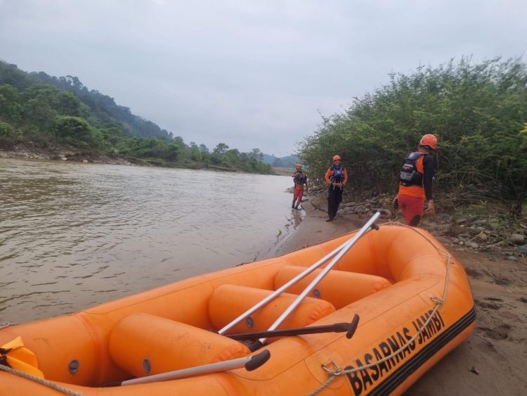 tim basarnas jambi dalam proses pencarian korban tenggelam di sepanjang sungai batang tabir.