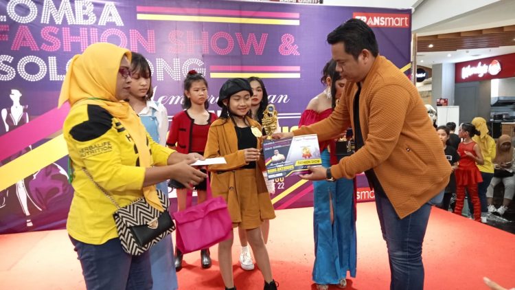 pengusaha muda jambi, anton saat menyerahkan hadiah kepada peserta lomba fashion show & solo song