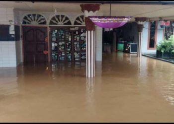 salah satu rumah warga di lorong widuri kota jambi yang terendam banjir jum'at pagi, 111122