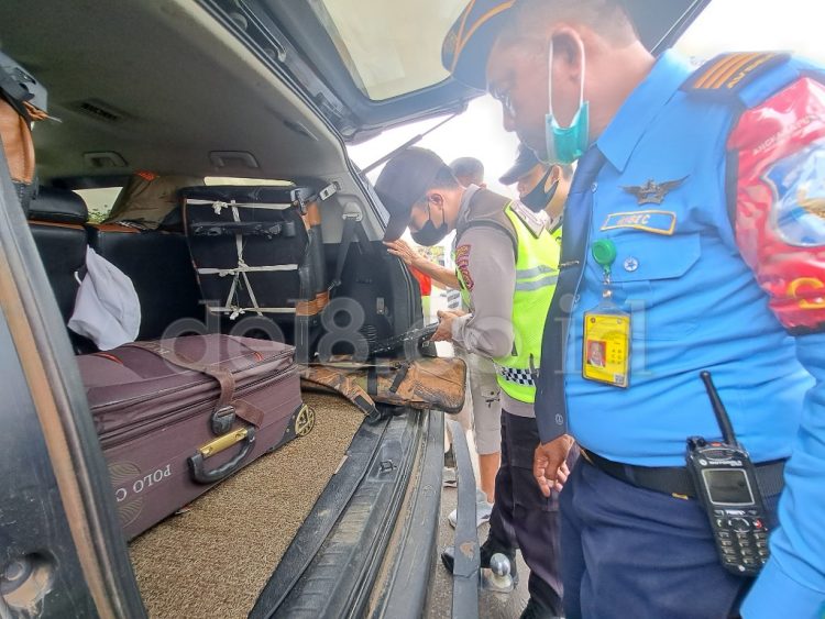 petugas saat memeriksa senjata yang dibawa oleh sata seorang penumpang di bandara sulthan thaha jambi.