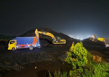 aktivitas angkutan batu bara di salah satu stockpile batu bara di wilayah talang duku, kab. muaro jambi