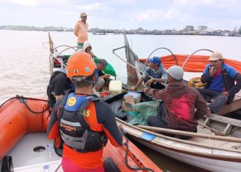 tim basarnas bersama para nelayan melakukan pencarian terhadap nelayan yang jatuh
