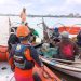 tim basarnas bersama para nelayan melakukan pencarian terhadap nelayan yang jatuh