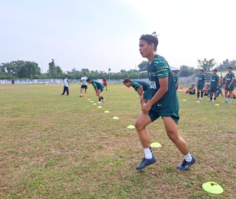 pemain saat menjalani test fisik pada senin, 28 agustus di stadion koni, kabupaten batang hari