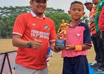 fatan ataya menerima piala pemain terbaik (best players) geas nasional championship 2033 yang diserahkan oleh ketua penyelenggara, ariek ab