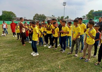 pemain ssb jts kota jambi yang dilepas mengikuti kompetisi nasional geas vi di cilodong depok, jawa barat.