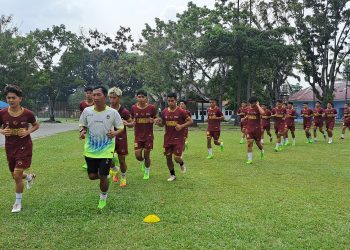 seluruh pemain bersama tim pelatih tengah menjalani latiham di komplek lanud roesmin nurjadin, pekanbaru.