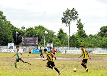 pemain merangin (kuning) menguasai bola saat laga versus kota jambi