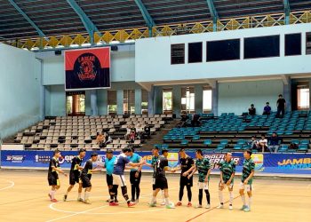 dua tim dalam turnamen futsal gubernur cup hut ke-67 jambi tahun 2024 di gor kota baru